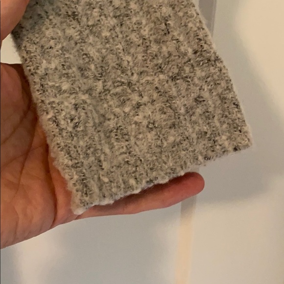 Ultra cozy Guess sweater dress - Picture 4 of 6